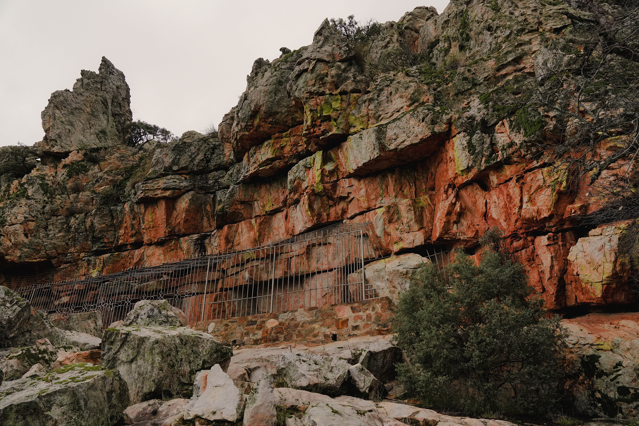 Vista del yacimiento arqueológico de Peña Escrita en Fuencaliente, Ciudad Real. Fotografiado por Ikonox Marketing Digital.