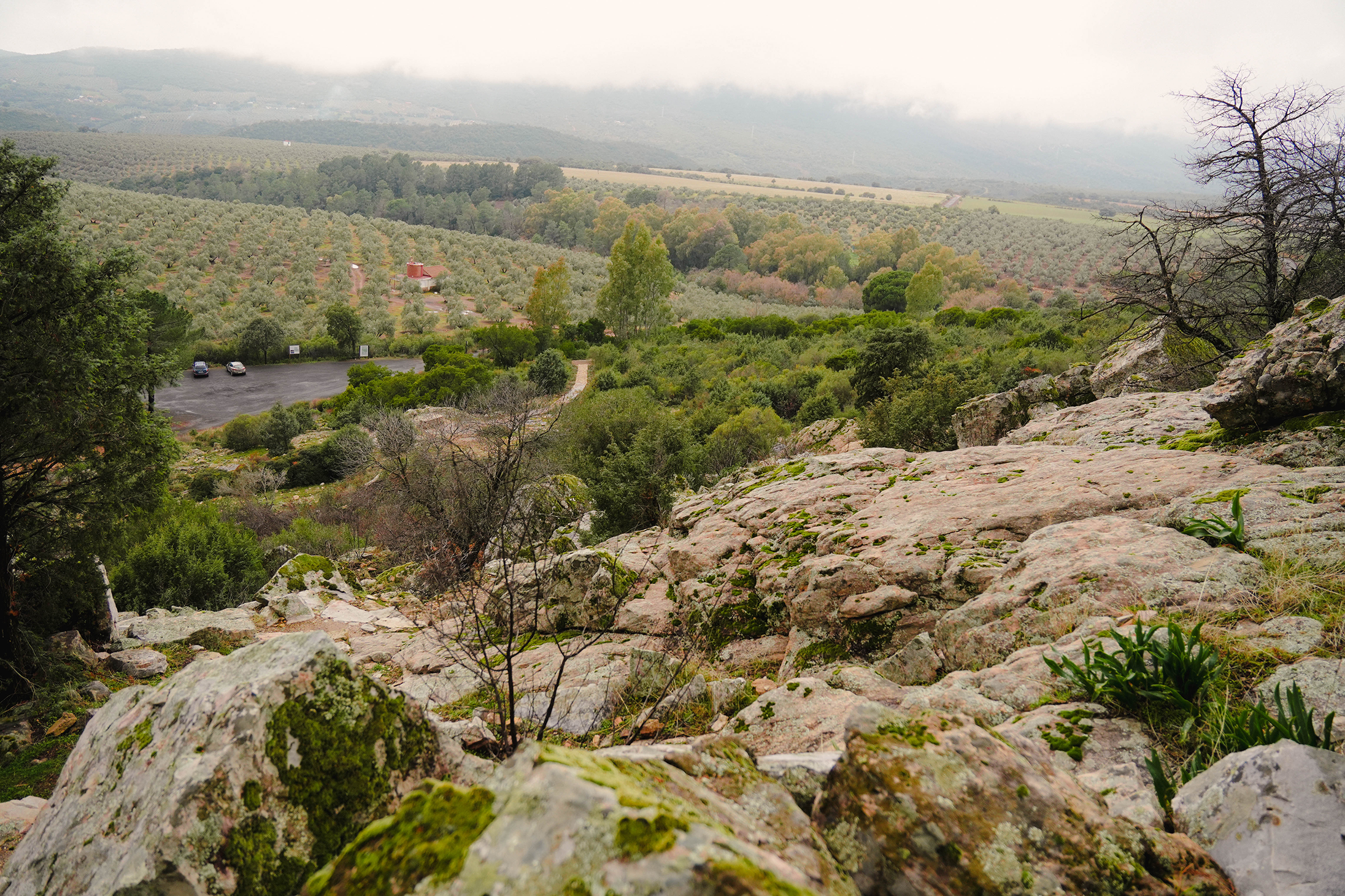 Vista del yacimiento arqueológico de Peña Escrita en Fuencaliente, Ciudad Real. Fotografiado por Ikonox Marketing Digital.