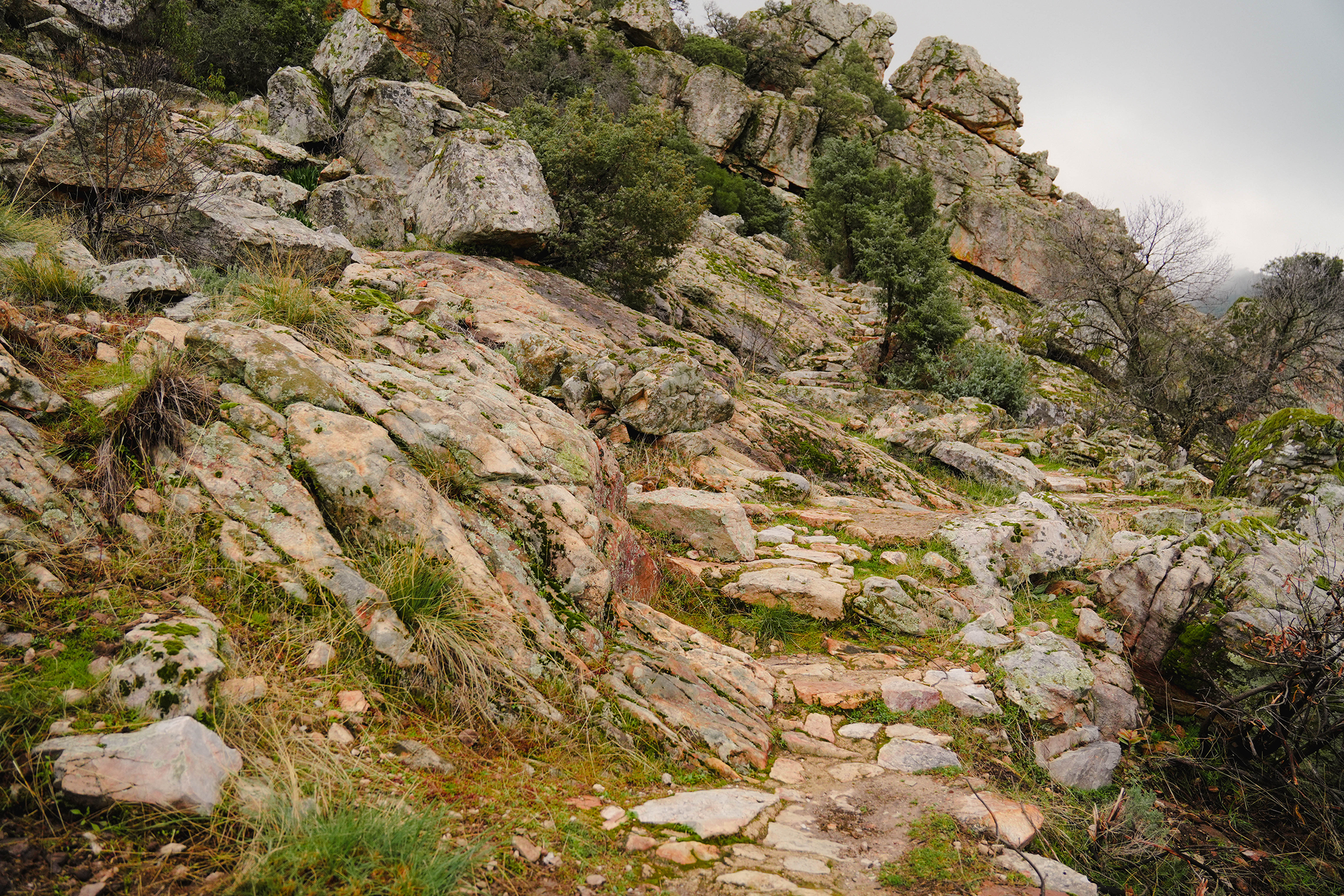 Vista del yacimiento arqueológico de Peña Escrita en Fuencaliente, Ciudad Real. Fotografiado por Ikonox Marketing Digital.