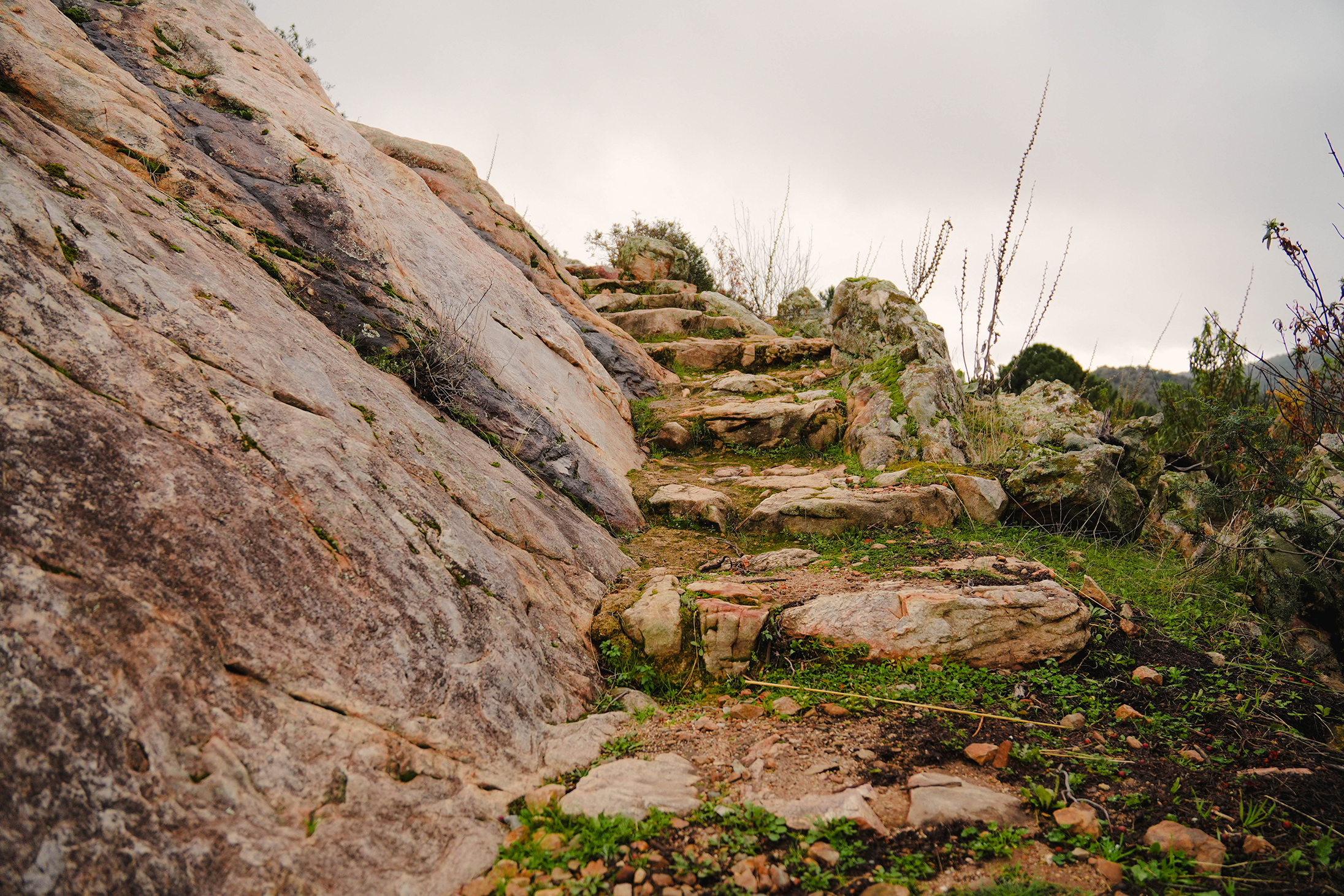 Vista del yacimiento arqueológico de Peña Escrita en Fuencaliente, Ciudad Real, fotografiado por Ikonox Marketing Digital.