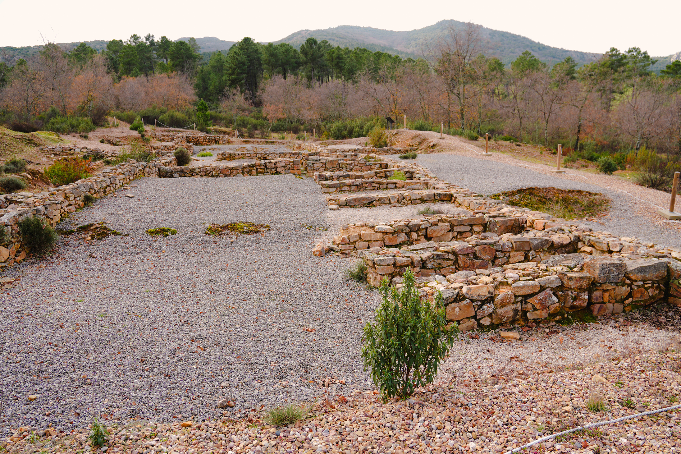 Restos arqueológicos del poblado romano en Fuencaliente, Ciudad Real. Fotografía realizada por Ikonox Marketing Digital.