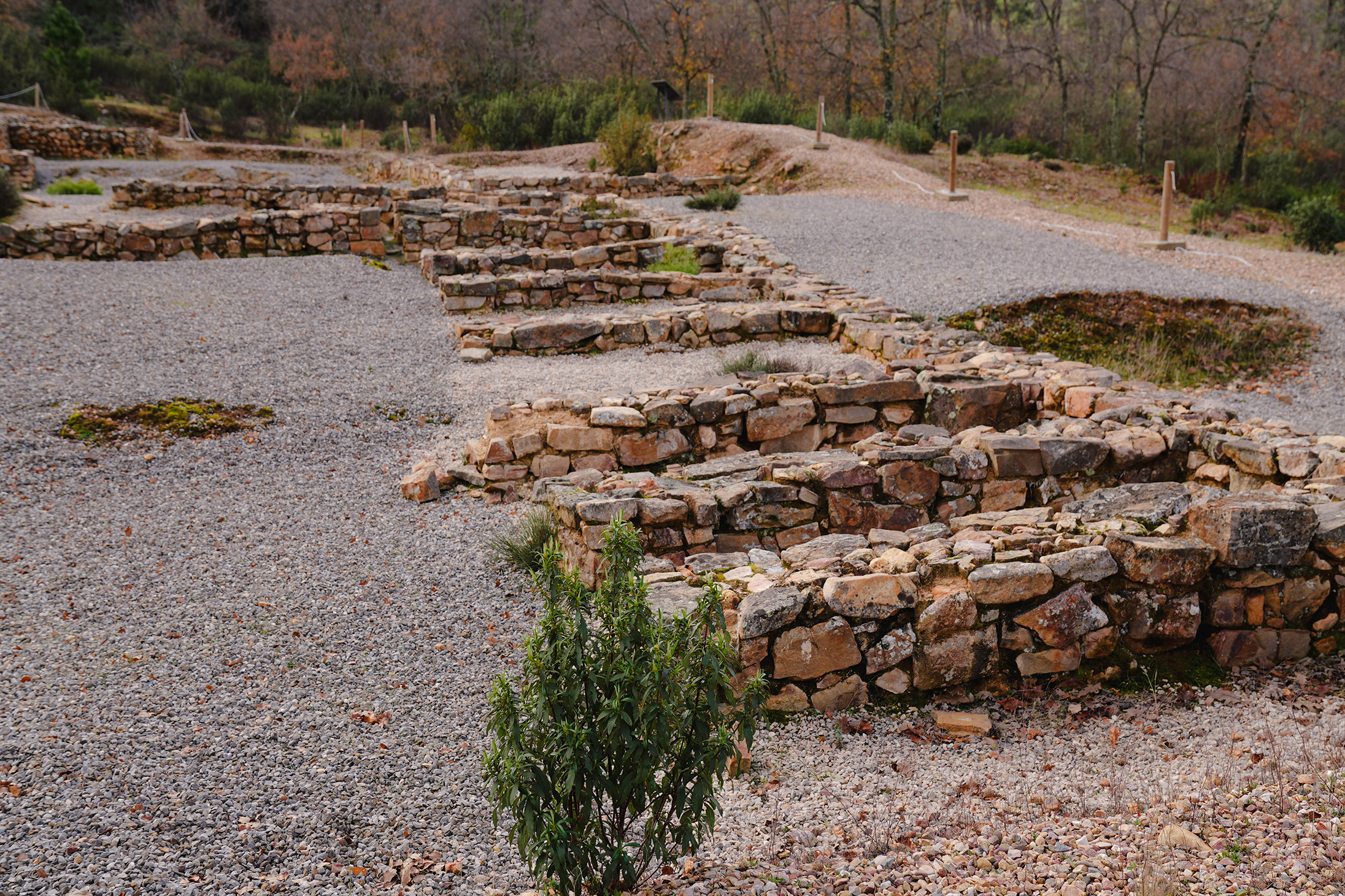 Restos arqueológicos del poblado romano en Fuencaliente, Ciudad Real. Fotografía realizada por Ikonox Marketing Digital.