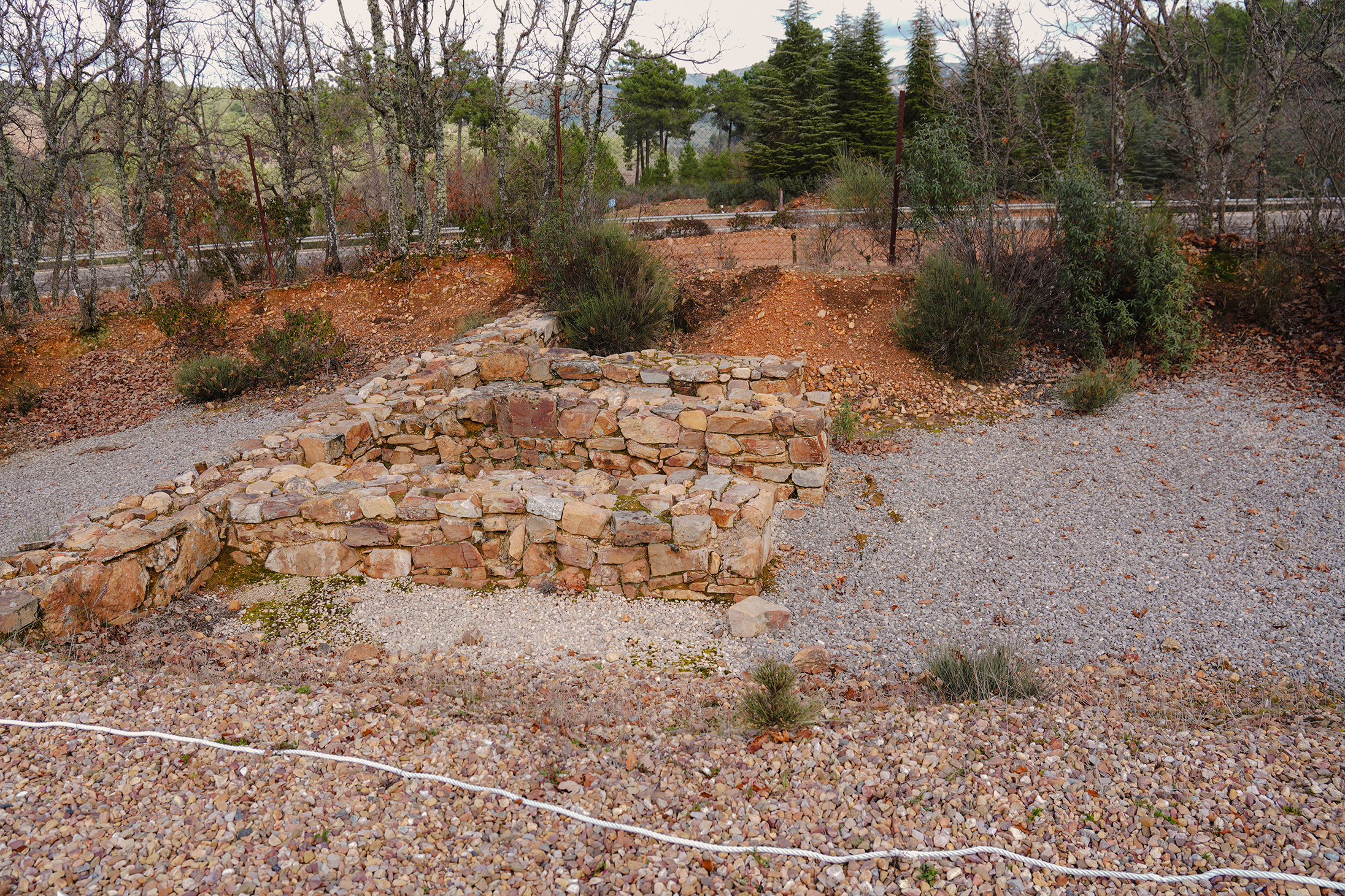 Restos arqueológicos del poblado romano en Fuencaliente, Ciudad Real. Fotografía realizada por Ikonox Marketing Digital.