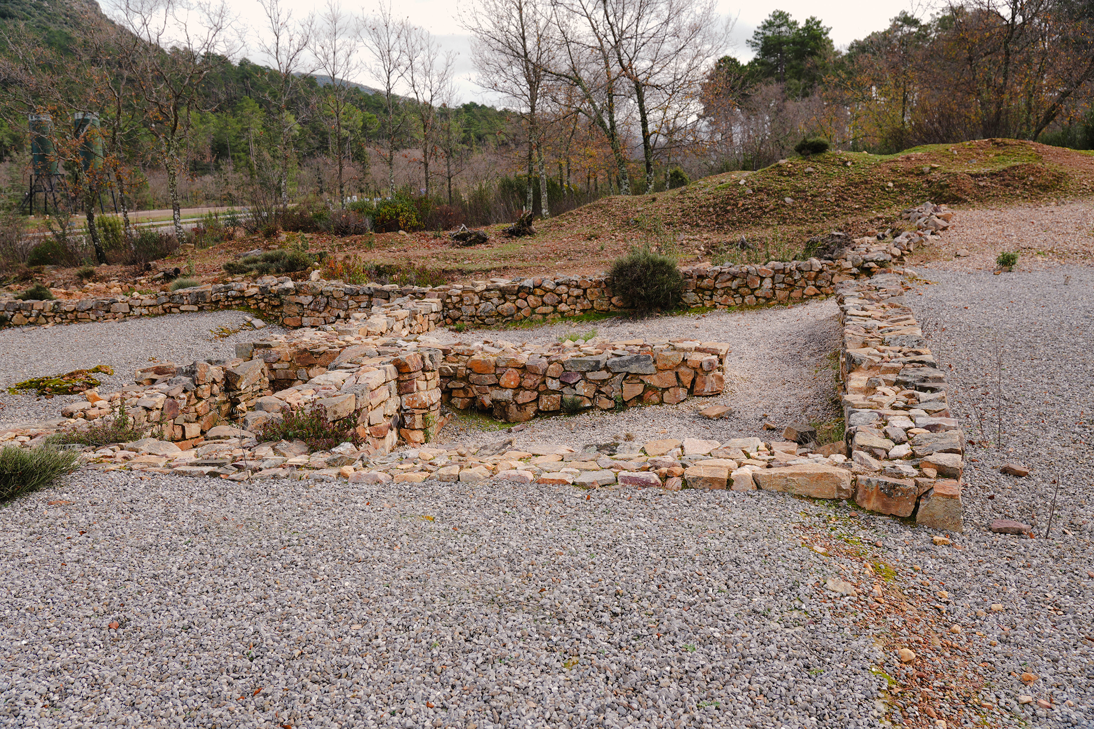 Restos arqueológicos del poblado romano en Fuencaliente, Ciudad Real. Fotografía realizada por Ikonox Marketing Digital.