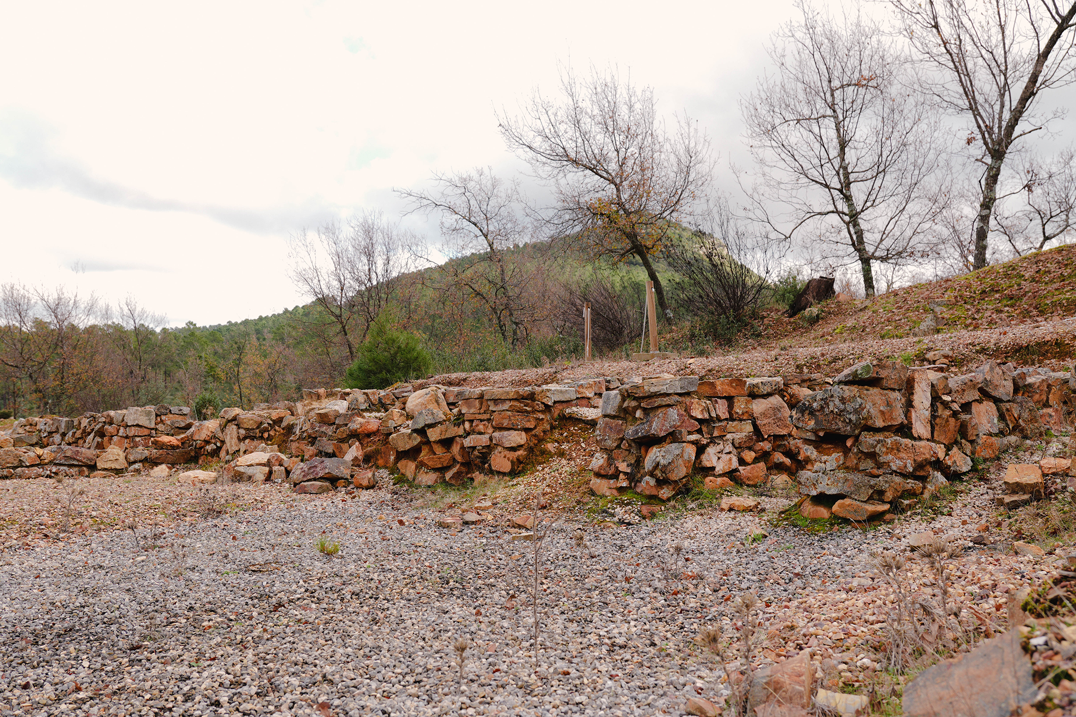 Restos arqueológicos del poblado romano en Fuencaliente, Ciudad Real. Fotografía realizada por Ikonox Marketing Digital.
