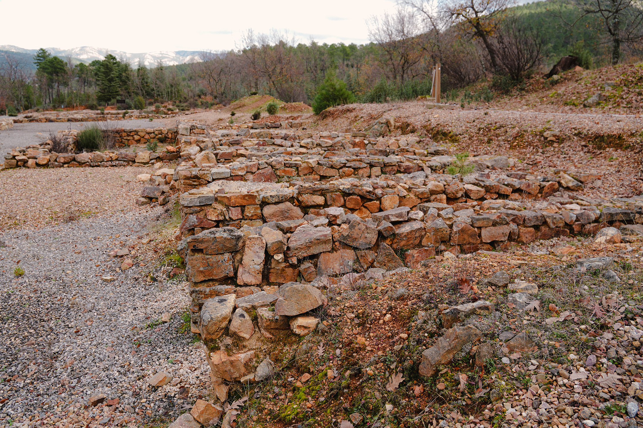 Restos arqueológicos del poblado romano en Fuencaliente, Ciudad Real. Fotografía realizada por Ikonox Marketing Digital.