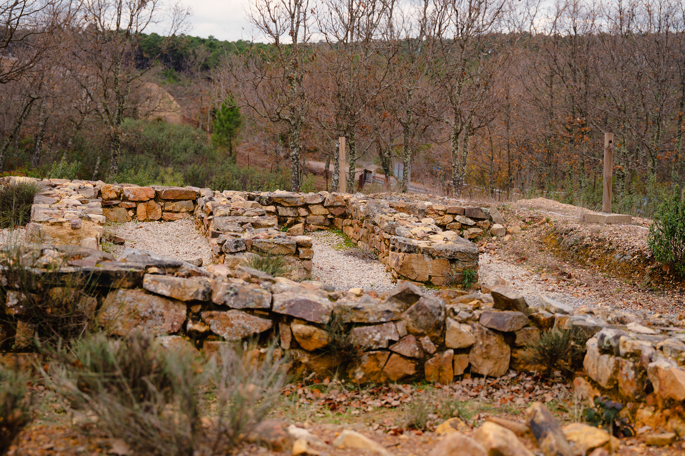 Restos arqueológicos del poblado romano en Fuencaliente, Ciudad Real. Fotografía realizada por Ikonox Marketing Digital.