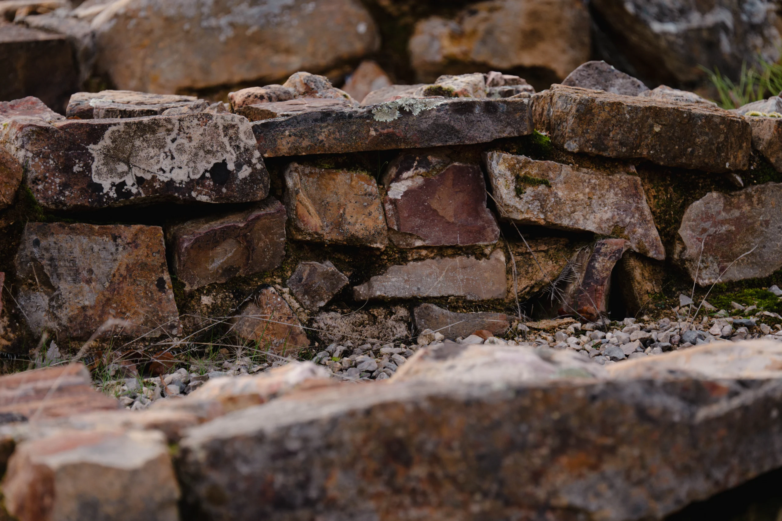 Piedras estructurales del yacimiento romano en Fuencaliente, Ciudad Real, tomada por Ikonox Marketing Digital.