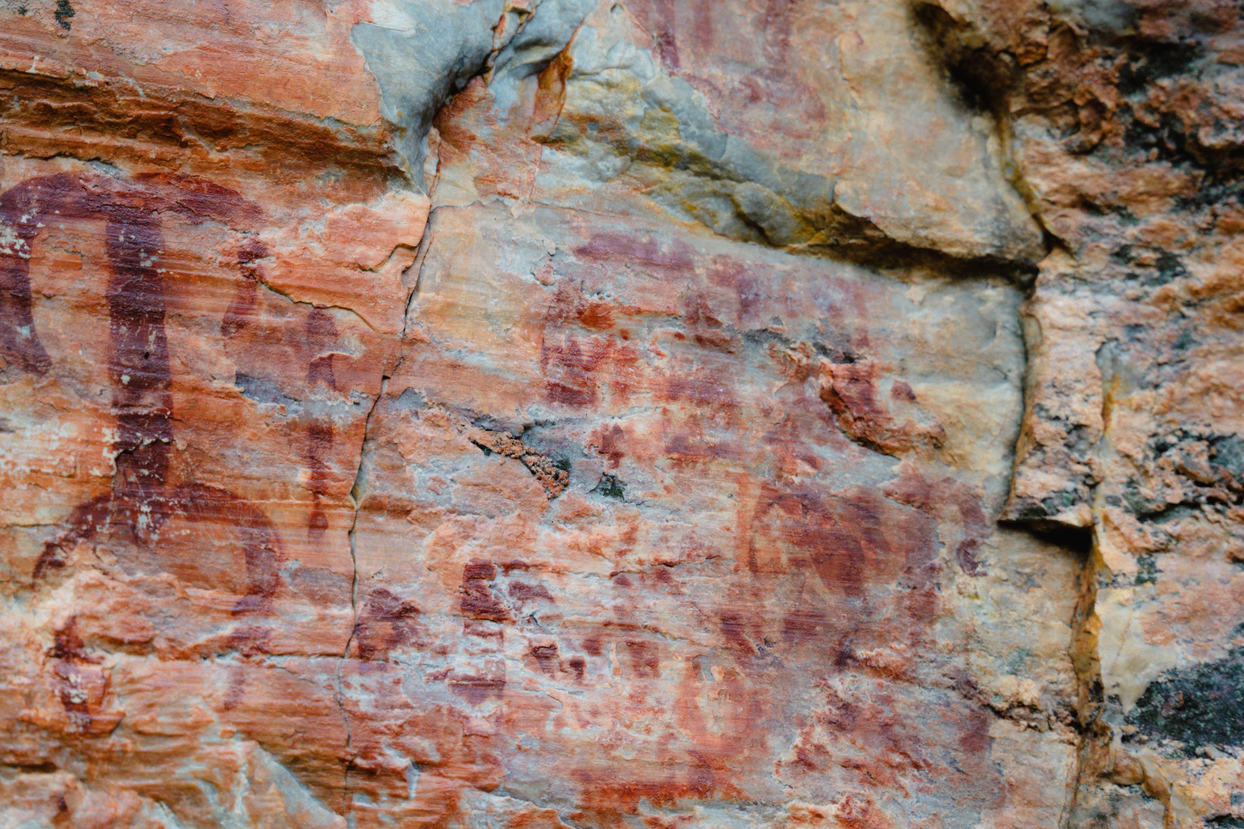 Detalle del Panel 2 de las pinturas rupestres de Fuencaliente, Ciudad Real, fotografiado por Ikonox Marketing Digital.