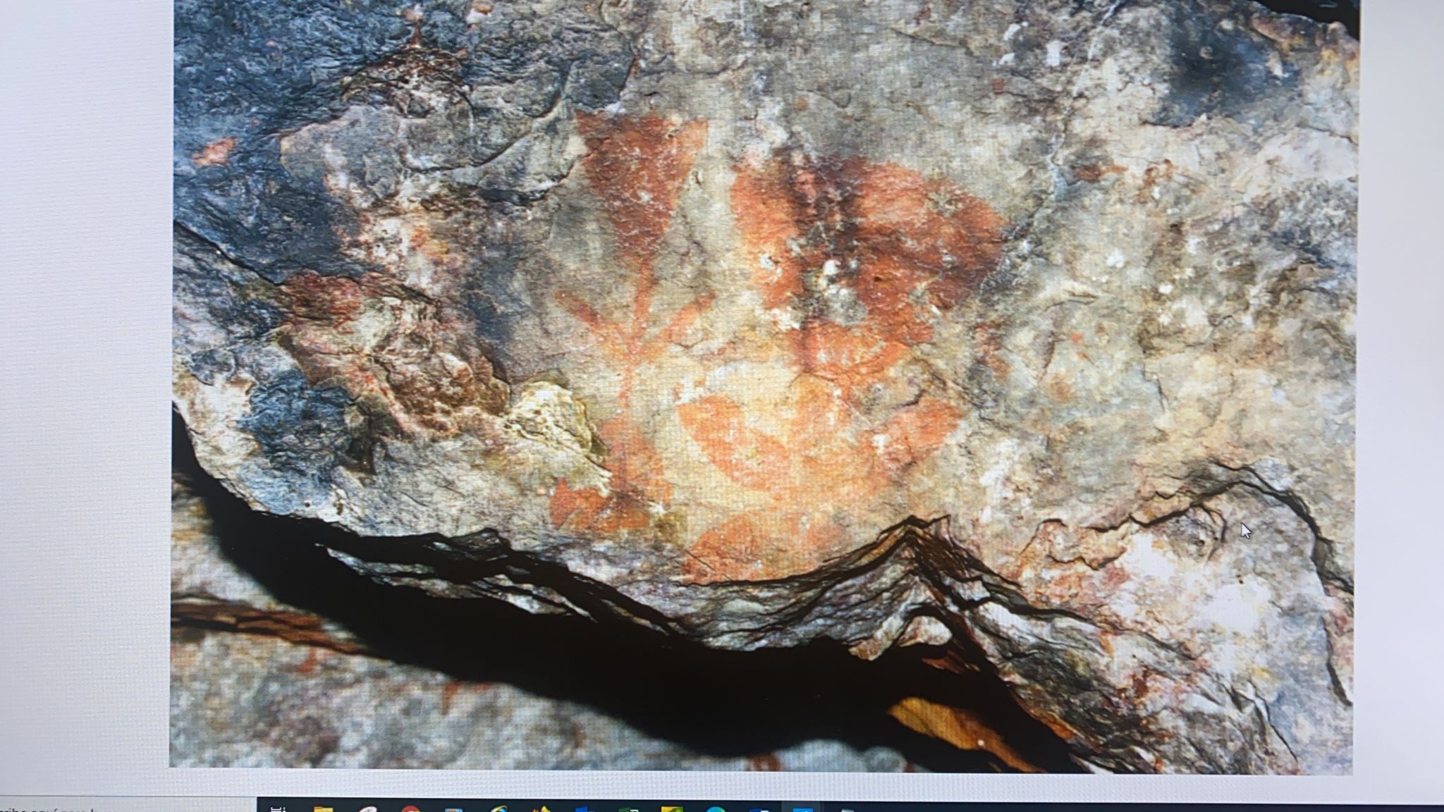Detalle de figuras antropomorfas en la Cueva de Las Sierpes, Fuencaliente, con información de Macarena Fernández Rodríguez.