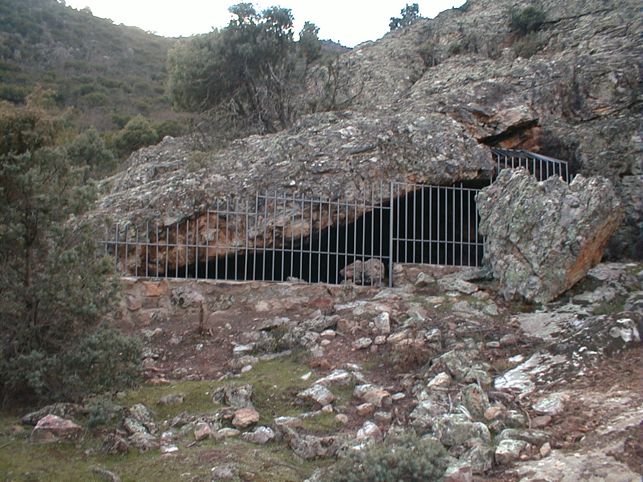 Entrada de la Cueva de las Sierpes protegida por una reja, en Fuencaliente