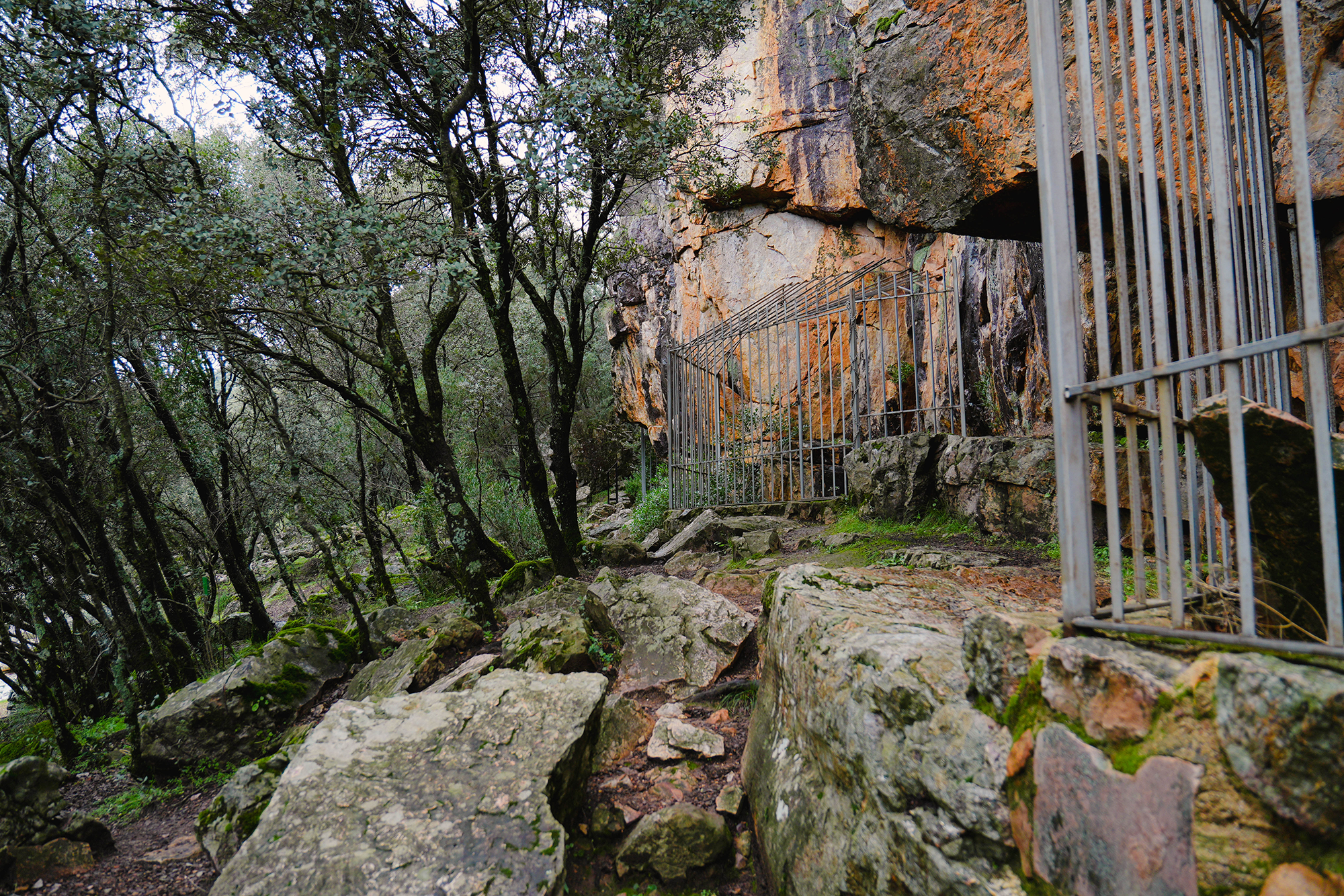 Fotografía de los Yacimientos de La Batanera, Fuencaliente, Ciudad Real, capturada por Ikonox Marketing Digital, mostrando los vestigios arqueológicos.