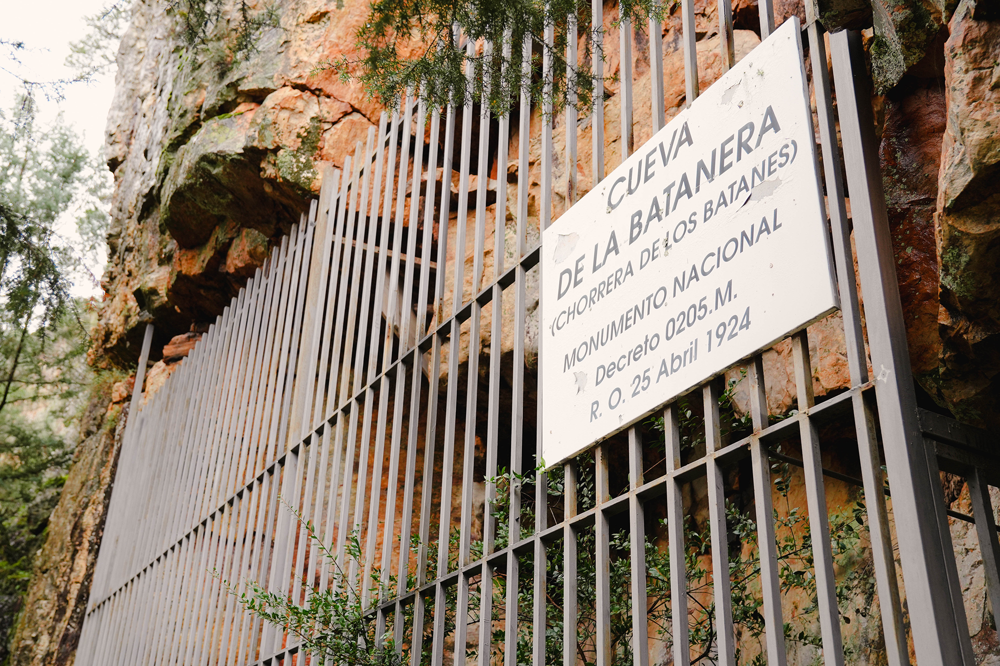 Fotografía de la Cueva de La Batanera (Chorrera de los Batanes), Monumento Nacional en Fuencaliente, Ciudad Real, tomada por Ikonox Marketing Digital.