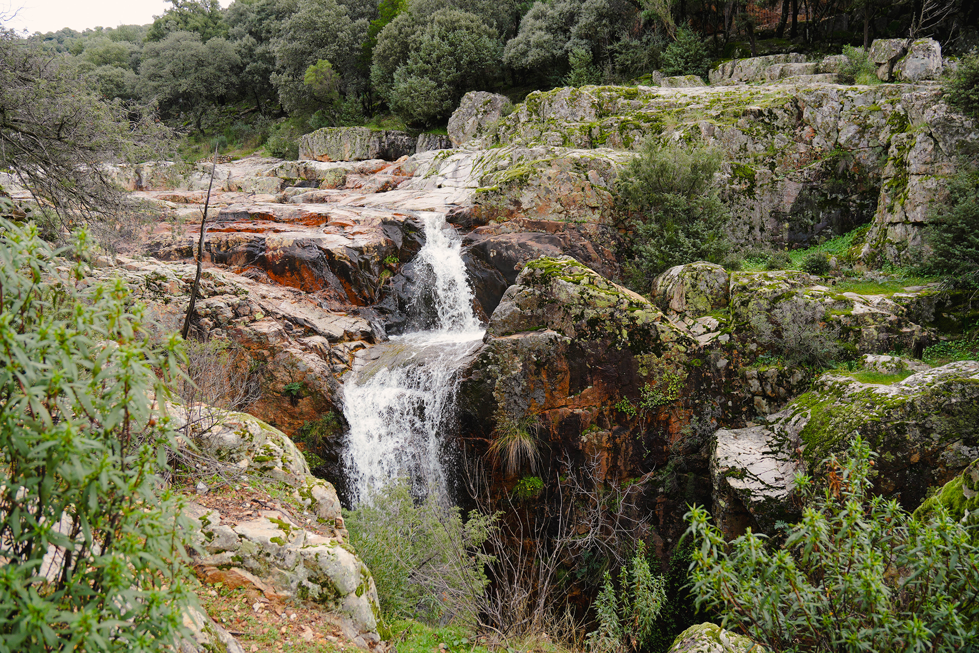 Fotografía del Yacimiento de La Batanera en Fuencaliente, Ciudad Real, capturada por Ikonox Marketing Digital.