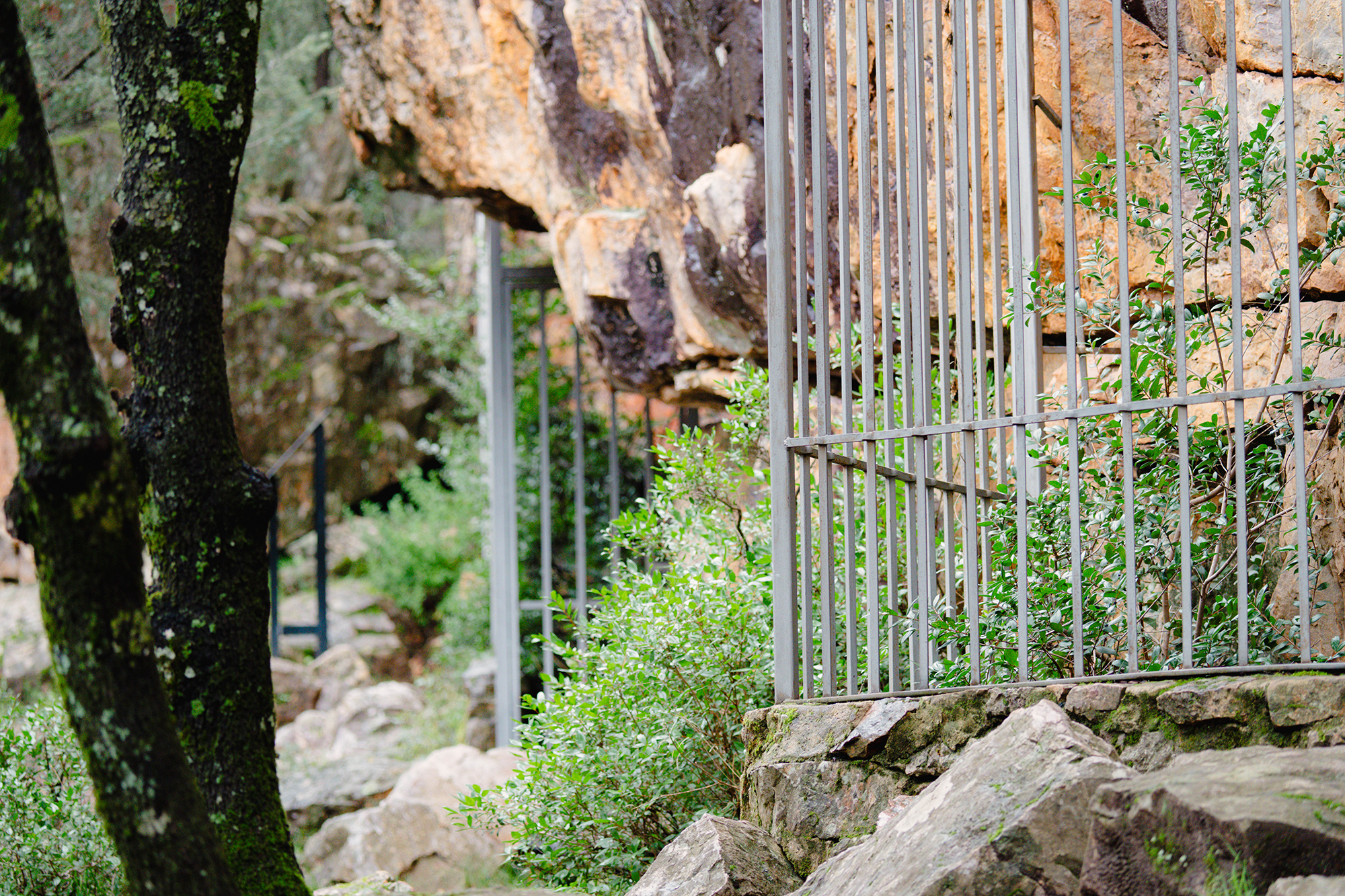 Fotografía del Yacimiento de La Batanera en Fuencaliente, Ciudad Real, capturada por Ikonox Marketing Digital, mostrando los restos arqueológicos del yacimiento.
