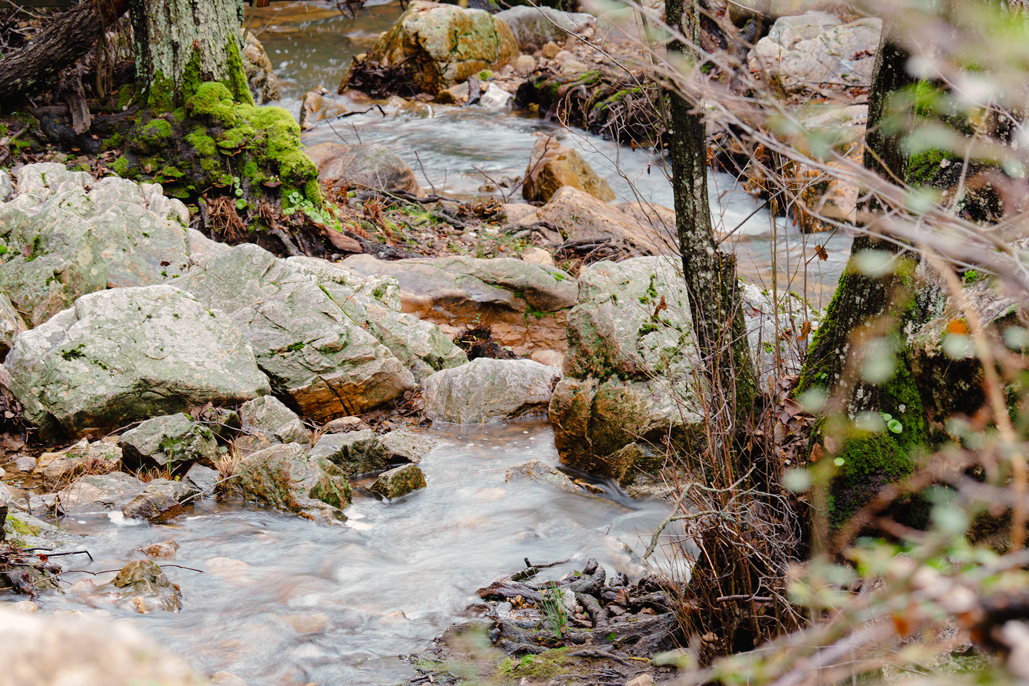 Fotografía de los Yacimientos de La Batanera en Fuencaliente, Ciudad Real, capturada por Ikonox Marketing Digital.