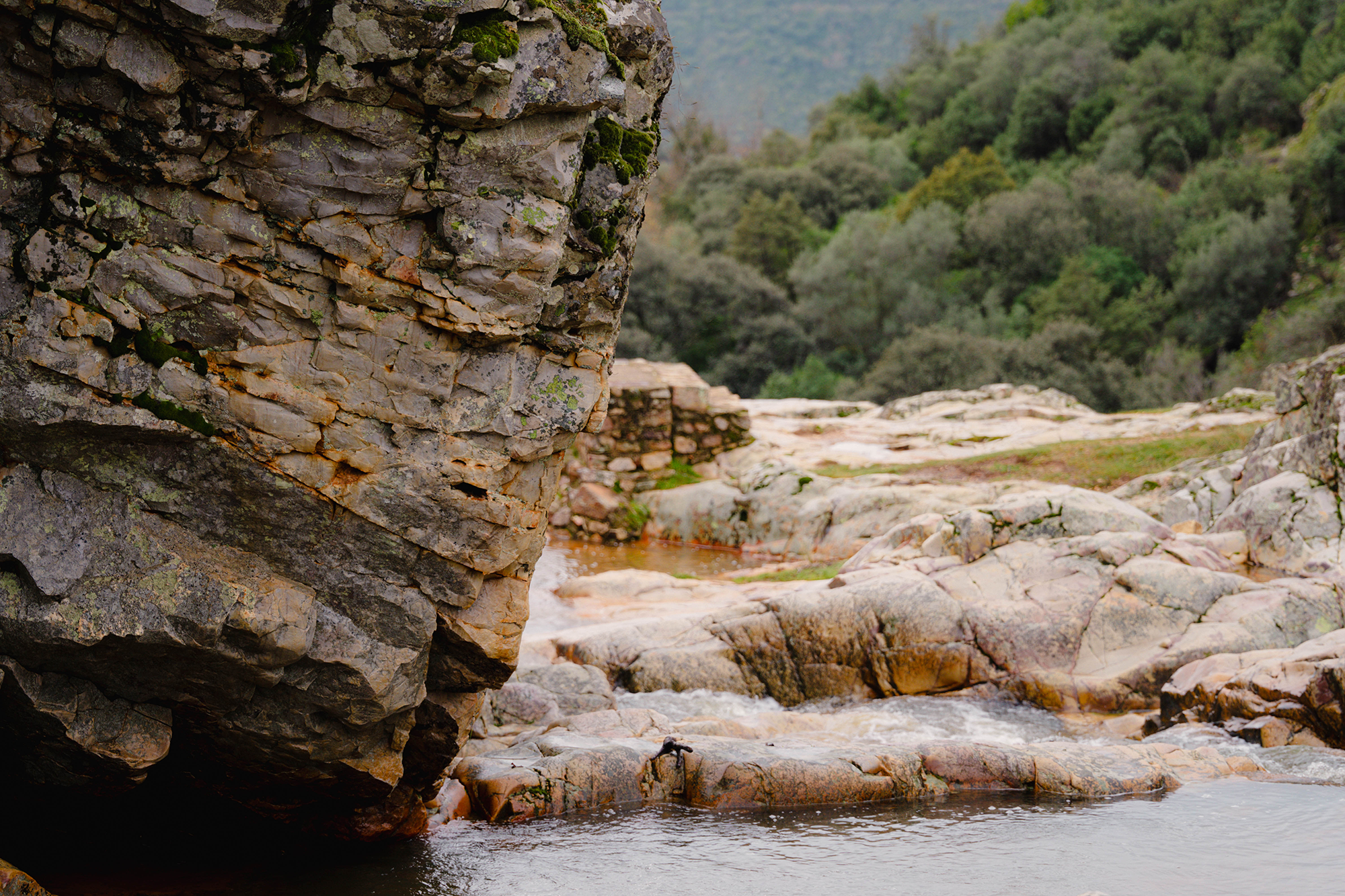 Fotografía de los Yacimientos de La Batanera en Fuencaliente, Ciudad Real, tomada por Ikonox Marketing Digital.