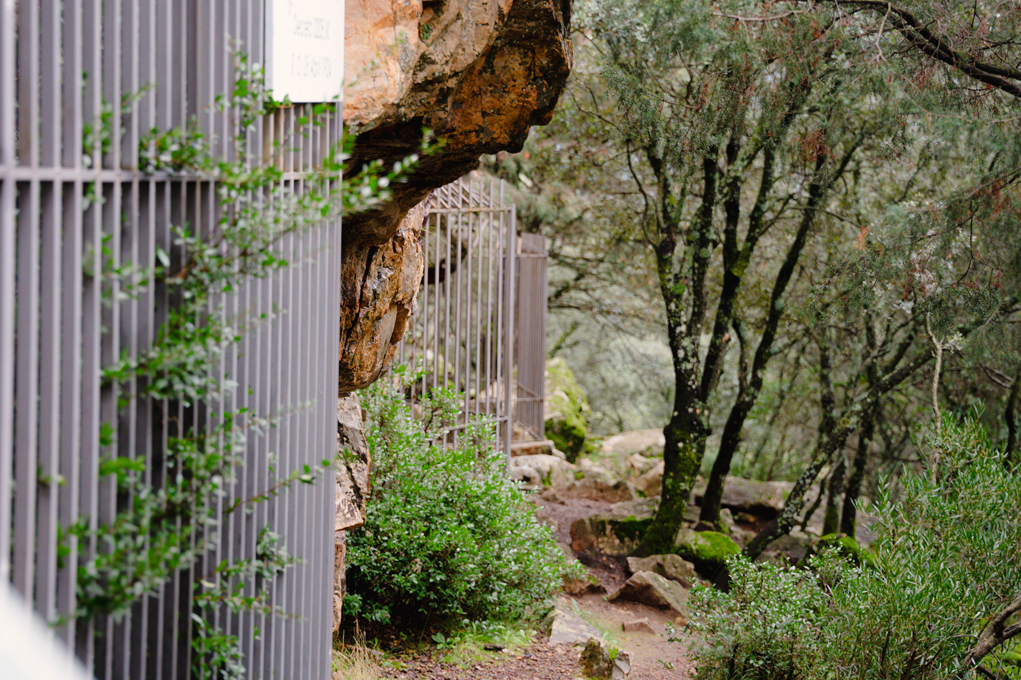 Fotografía de la Cueva de La Batanera (Chorrera de los Batanes), Monumento Nacional en Fuencaliente, Ciudad Real, tomada por Ikonox Marketing Digital.