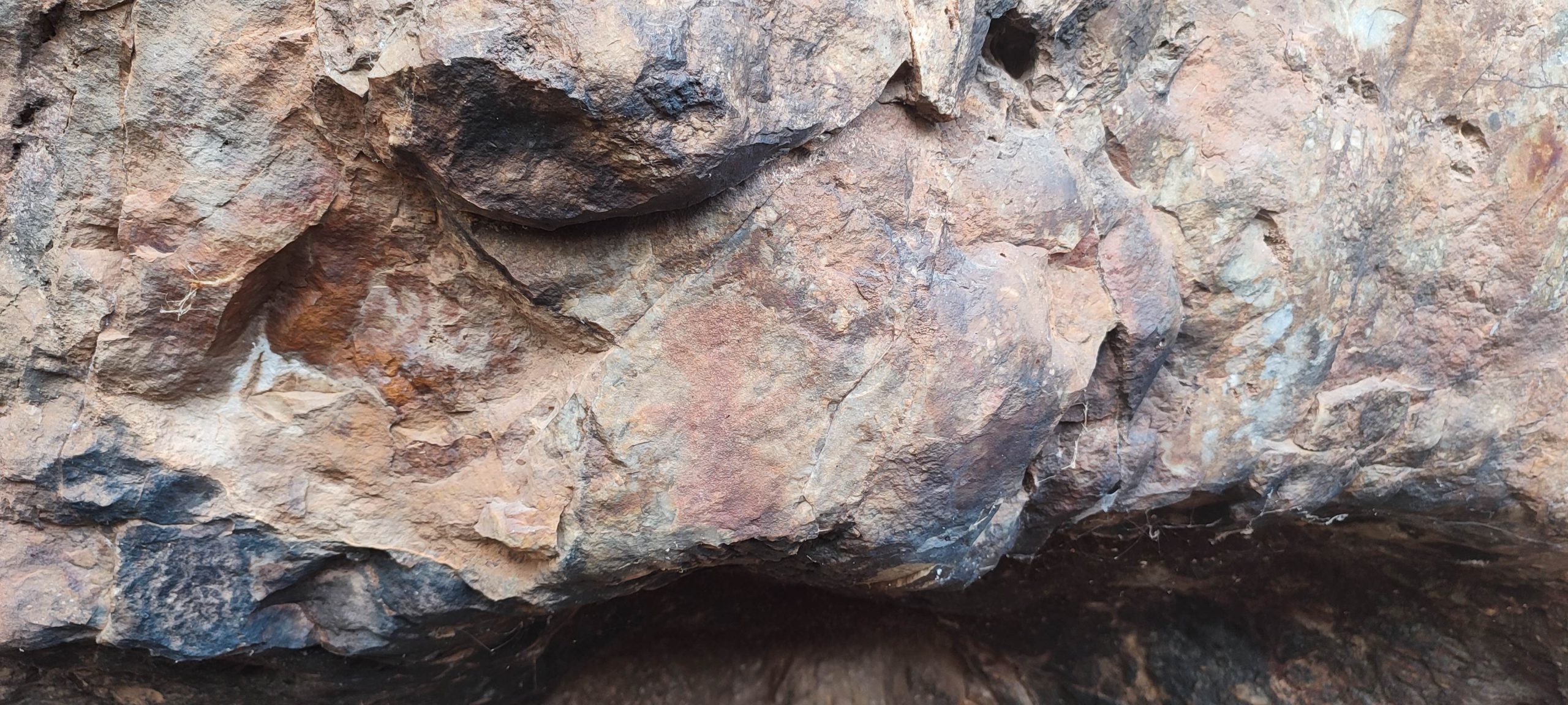 Vista del yacimiento de El Piruetanal en Fuencaliente, Ciudad Real, con información de Macarena Fernández Rodríguez.