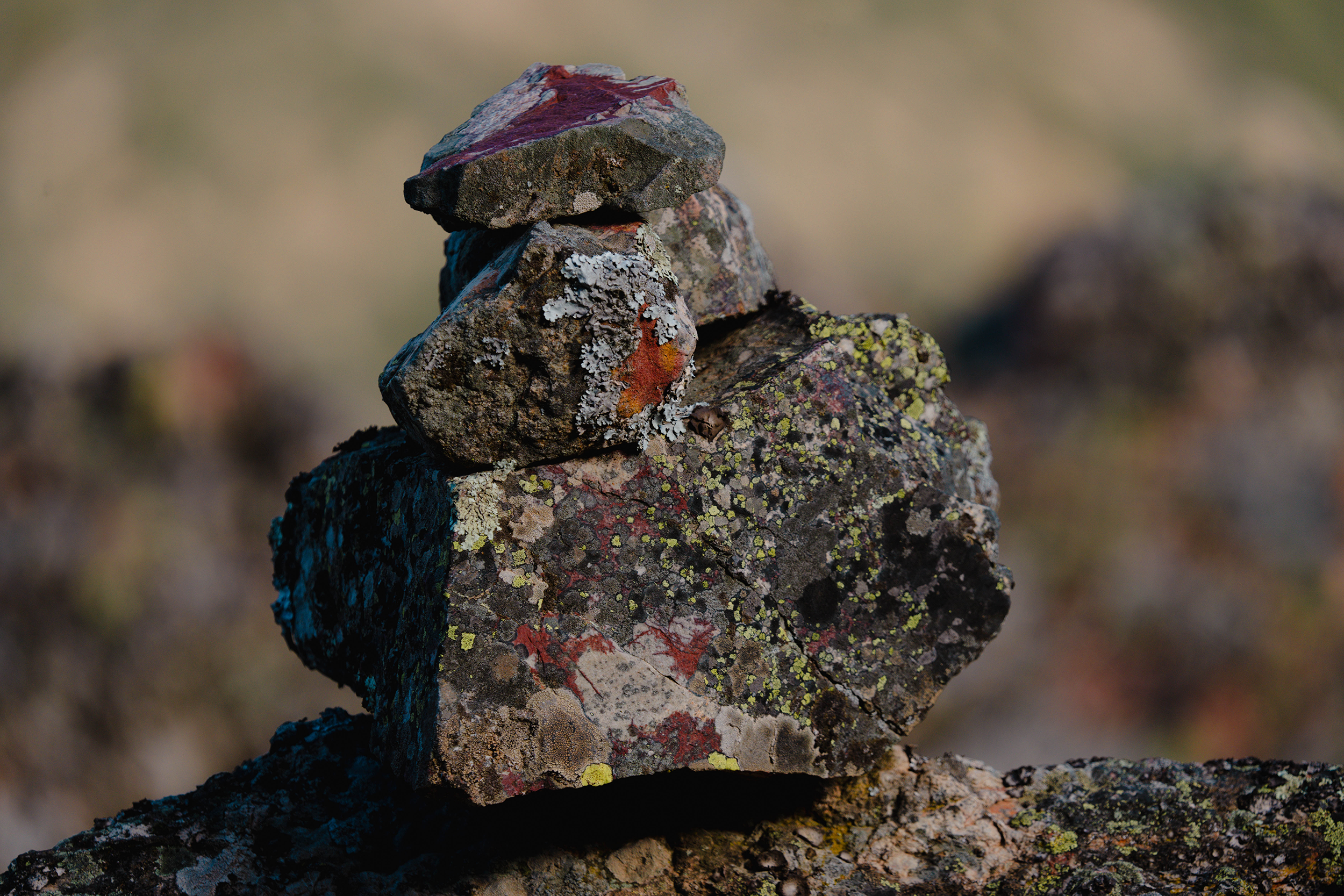 Fotografía de una roca captada en el entorno natural de Fuencaliente, Ciudad Real, realizada por Ikonox Marketing Digital.