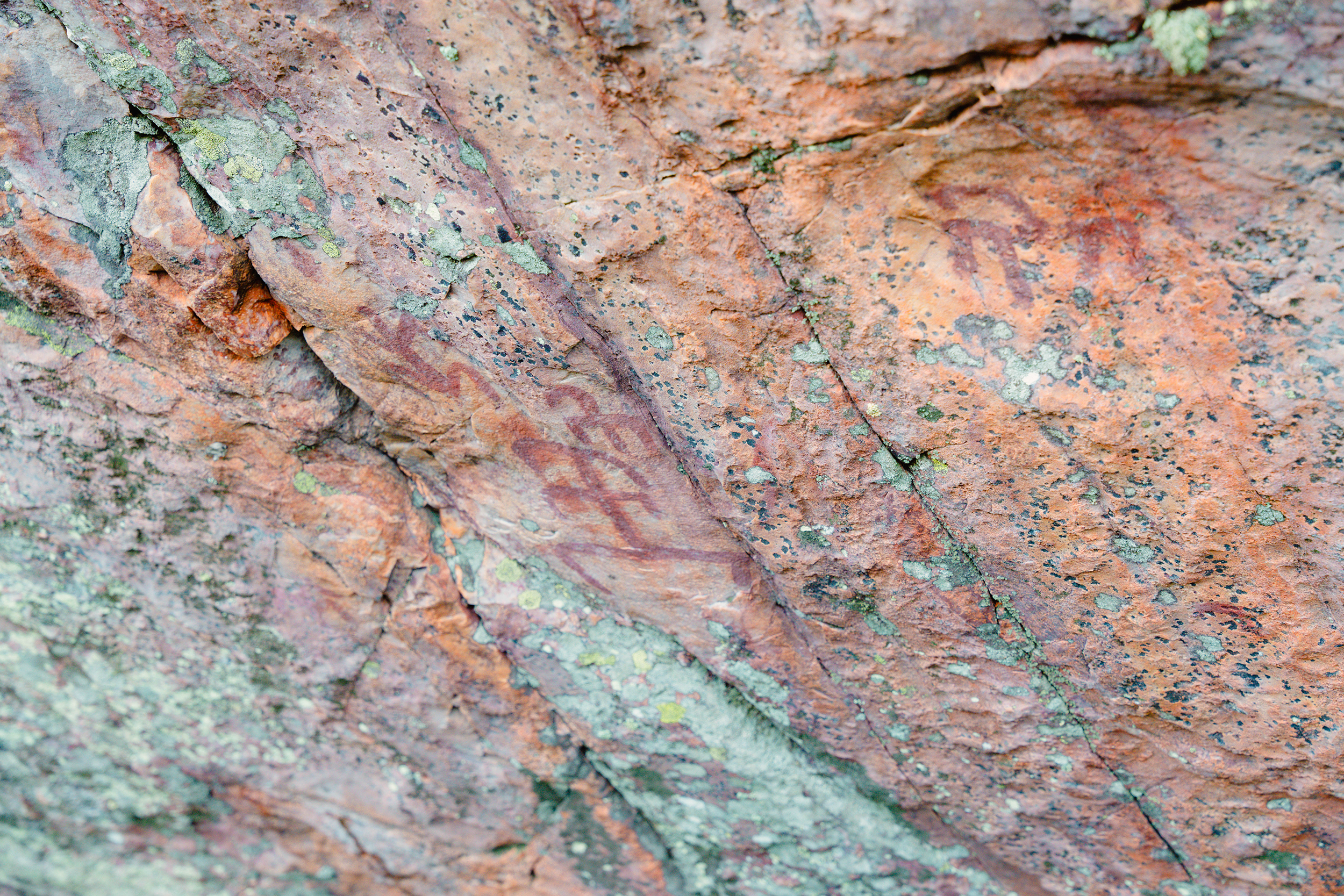 Fotografía de las pinturas rupestres de Fuencaliente, Ciudad Real, realizada por Ikonox Marketing Digital.