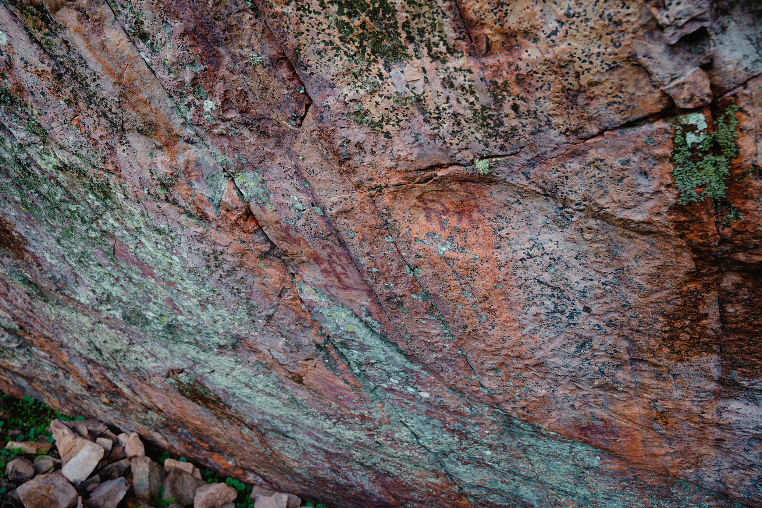 Fotografía de las pinturas rupestres de Fuencaliente, Ciudad Real, realizada por Ikonox Marketing Digital.