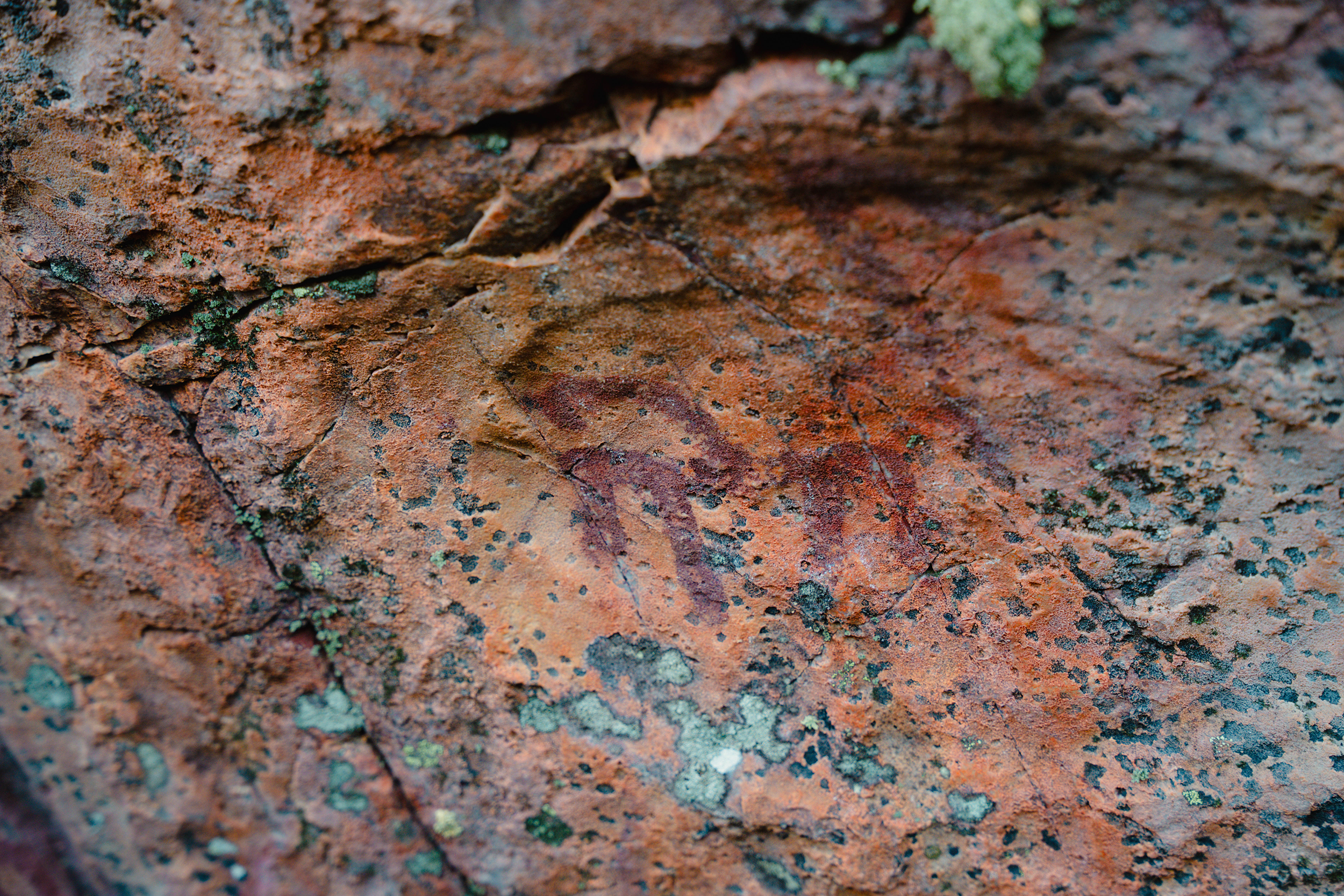 Fotografía de las pinturas rupestres de Fuencaliente, Ciudad Real, realizada por Ikonox Marketing Digital.