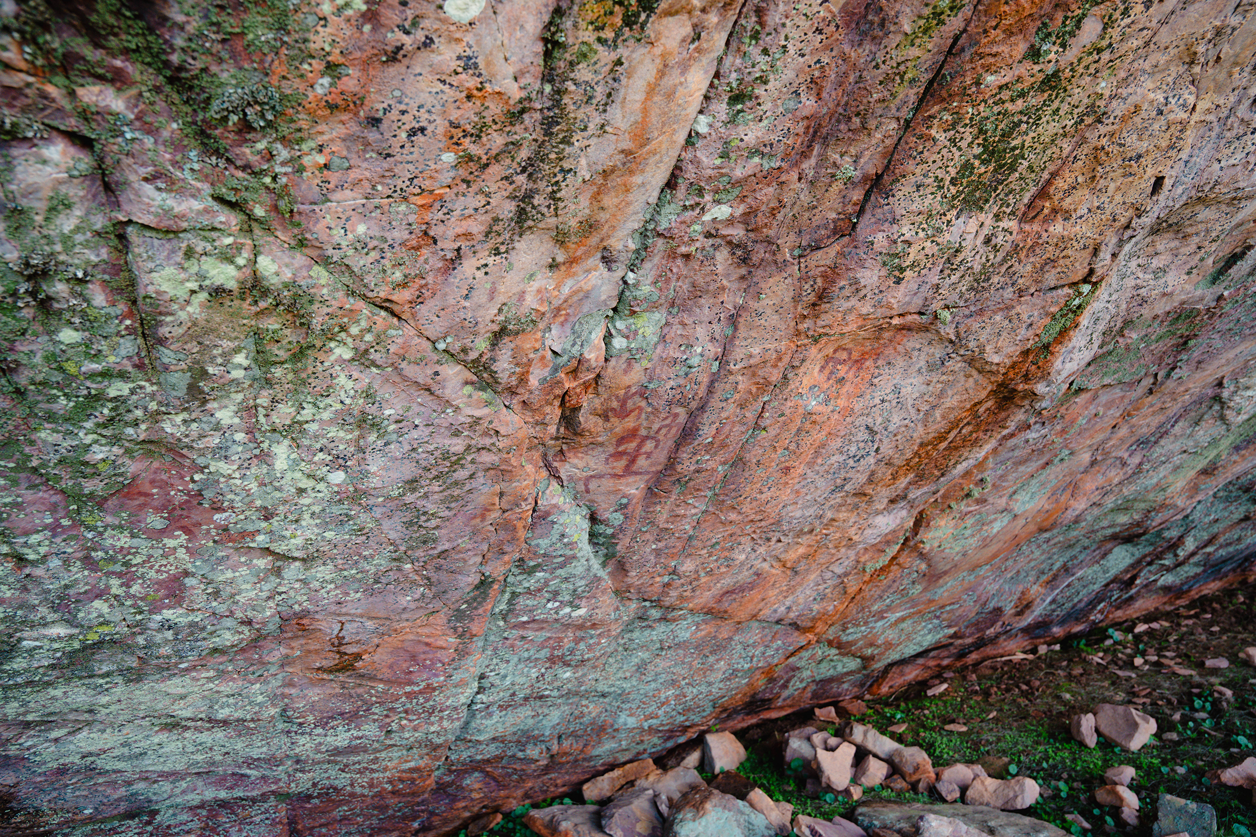 Fotografía de las pinturas rupestres de Fuencaliente, Ciudad Real, realizada por Ikonox Marketing Digital.