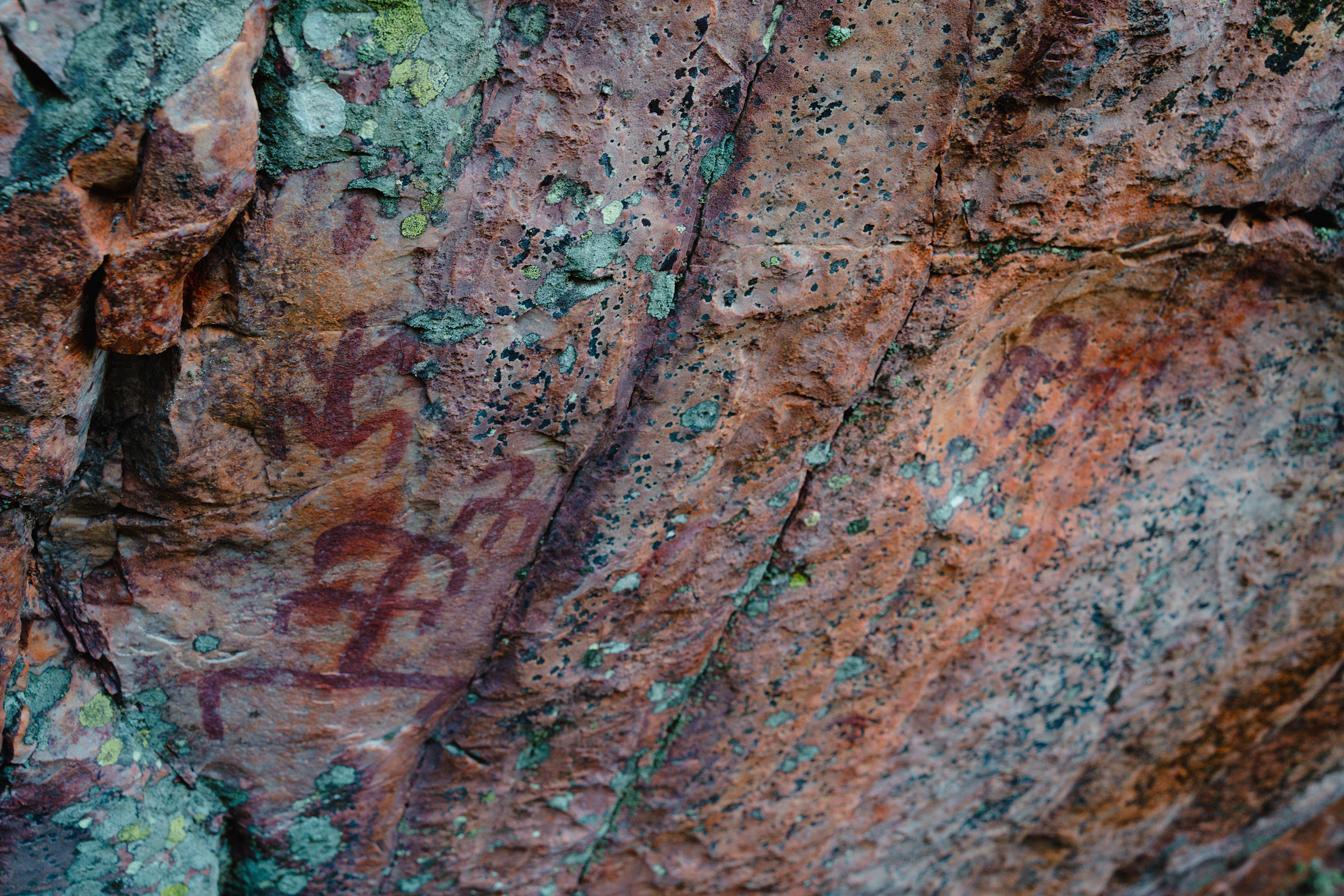 Fotografía de las pinturas rupestres de Fuencaliente, Ciudad Real, realizada por Ikonox Marketing Digital.