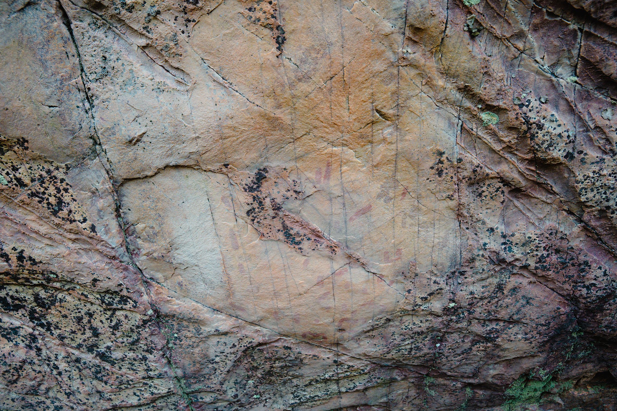 Fotografía de las pinturas rupestres de Fuencaliente, Ciudad Real, realizada por Ikonox Marketing Digital.