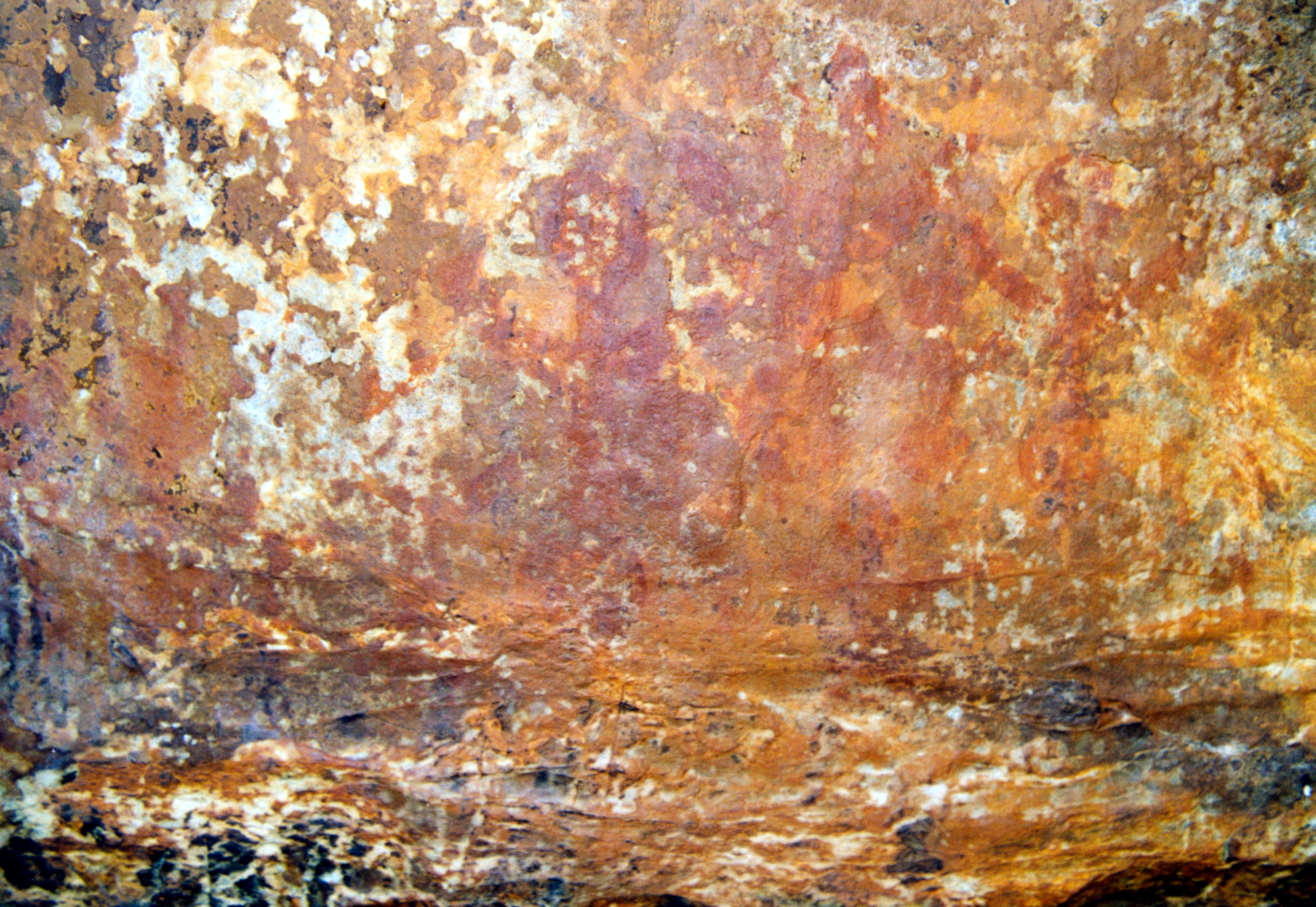 Panel con pinturas rupestres en rojo en el abrigo de La Serrezuela, Fuencaliente.