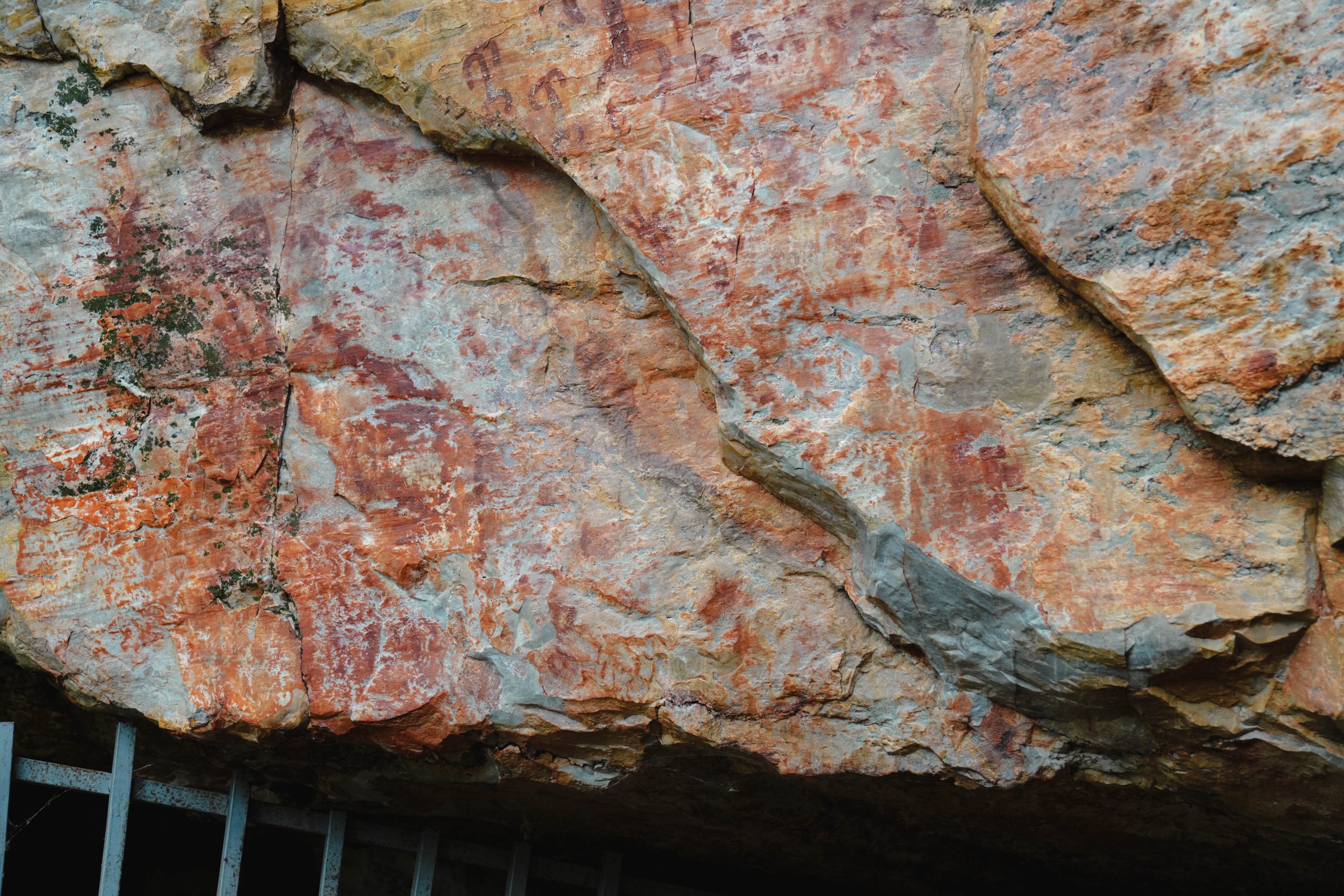 Plano general del Panel 1 de las pinturas rupestres de Fuencaliente, Ciudad Real, fotografiado por Ikonox Marketing Digital.