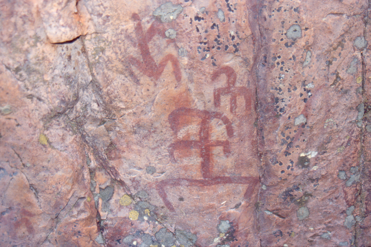 Detalle de antropomorfos en Morrón del Pino, yacimiento arqueológico en Fuencaliente, con información de Macarena Fernández Rodríguez.