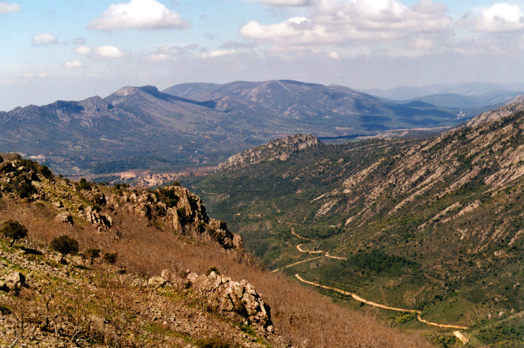 Paisaje de montaña en Sierra Madrona con caminos serpenteantes y crestas rocosas. Fotografía de Macarena Fernández Rodríguez.