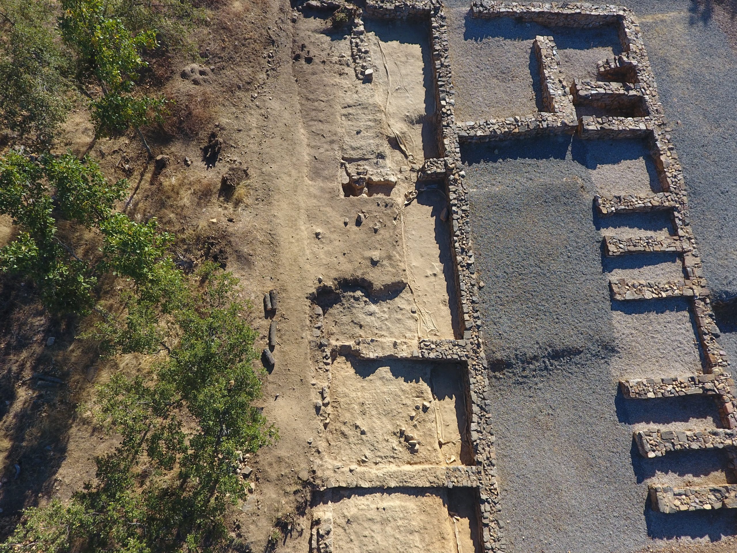 Vista del Sector A del yacimiento de Valderrepisa, con estructuras excavadas de planta rectangular y áreas sin excavar.