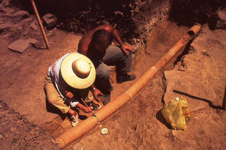 Trabajo arqueológico durante la excavación de una conducción cerámica romana.
