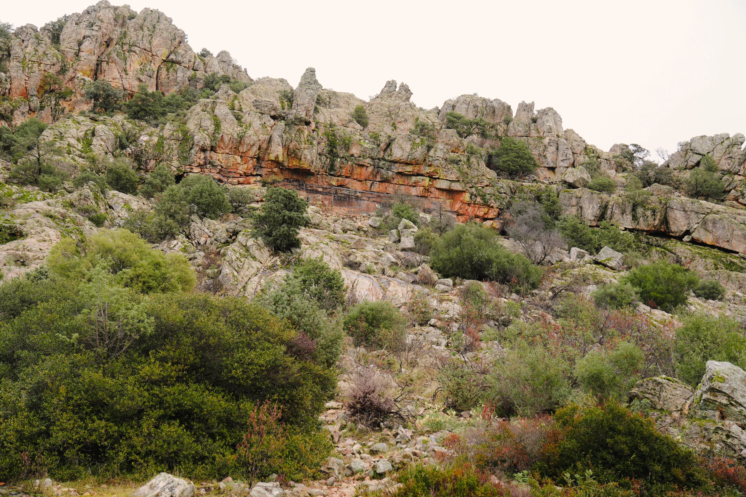 Vista del paisaje donde se encuentra el abrigo rupestre de Peña Escrita en Fuencaliente.