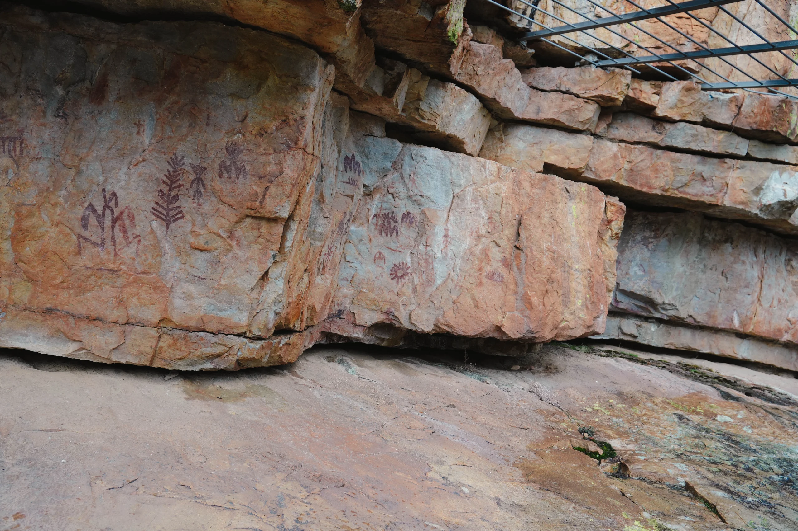 Vista del abrigo de Peña Escrita con pinturas rupestres originales en rojo